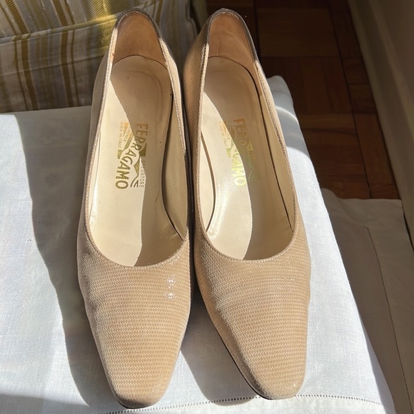 Ferragamo Beige Subtle Shimmer Low Pumps Sz 8AA EUC - Picture 4 of 13
